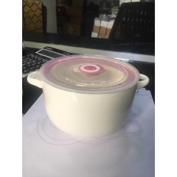 Ceramic soup buty with lid
